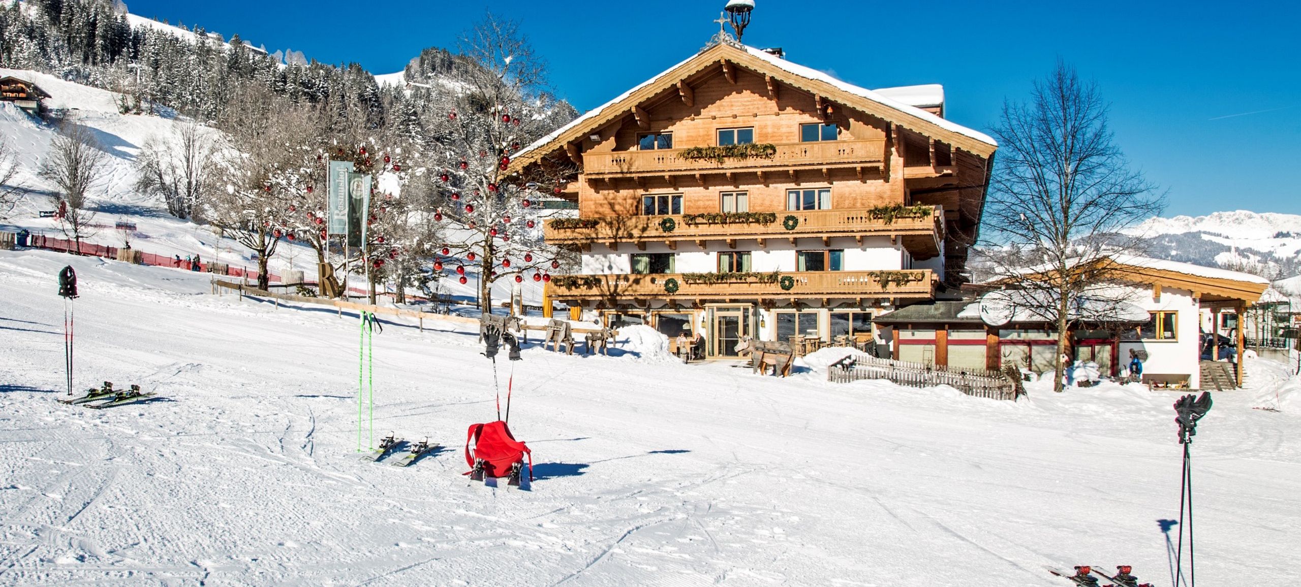 ski-in-ski-out-mit-skiern-vorm-rasmushof