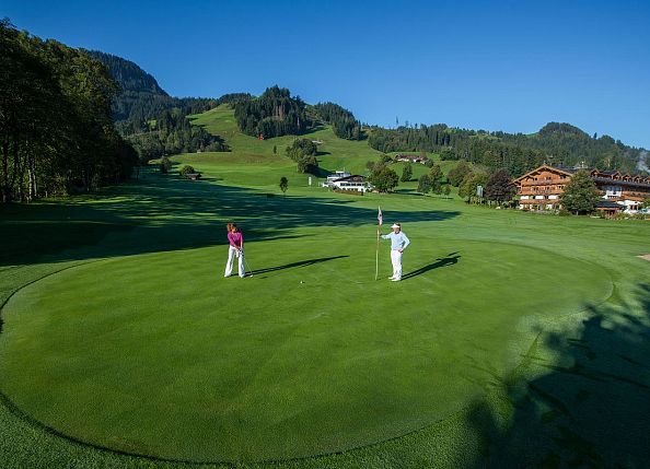 Golfspielen am Fuße der Streif