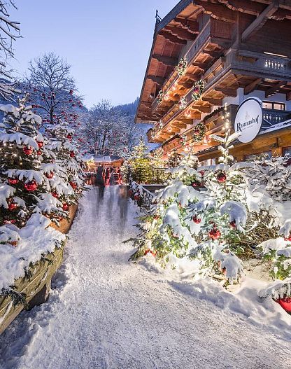 Weihnachtsbäume und tausende rote Kugeln