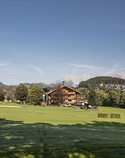 Eingebettet im hauseigenen Golfplatz, direkt am Fuße der Streif.