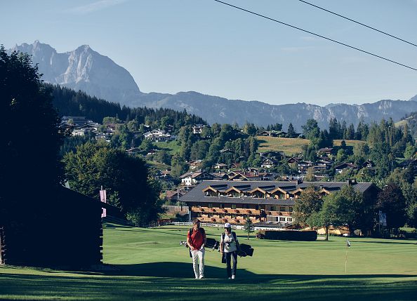 Golf vor Bergkulisse