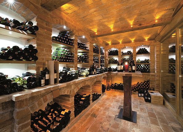 Traditioneller Weinkeller mit erlesenen Weinen